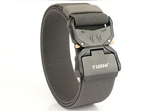 Détail de la boucle tactique en aluminium noir mat avec marquage 10KN sur ceinture nylon