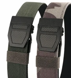 Détail de la ceinture tactique en nylon avec plaque PE interne et boucle style carbone