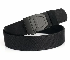 Détail de la ceinture tactique en nylon noir avec boucle en alliage de zinc texturée