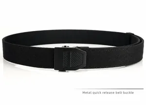 Détail d'une ceinture tactique en nylon avec boucle métallique à dégagement rapide