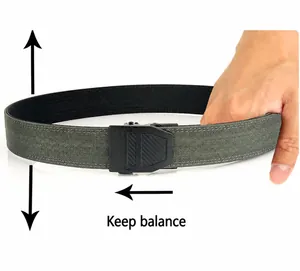 Détail de la ceinture tactique en nylon vert armée montrant l'élasticité et la boucle