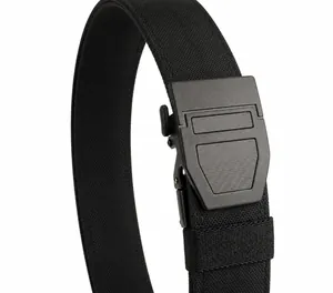 Vue rapprochée de la ceinture tactique en nylon avec boucle noire mate et motif carbone