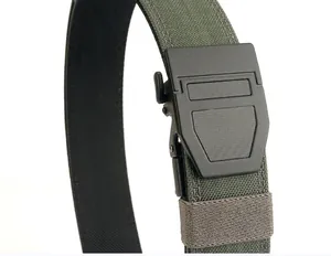 Gros plan sur la ceinture tactique en nylon vert militaire avec boucle automatique carbone