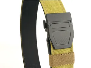 Détail d'une ceinture tactique en nylon jaune avec boucle automatique et texture carbone