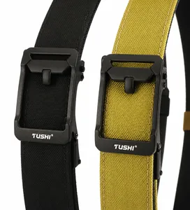 Λεπτομέρεια από τακτικές ζώνες νάιλον με ενίσχυση PE και ματ μαύρες πόρπες ασφαλείας