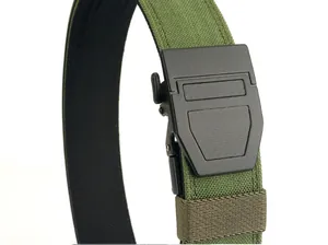 Détail de la ceinture tactique vert armée avec boucle automatique motif carbone noir