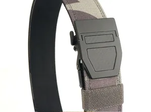Gros plan sur la ceinture tactique en nylon avec boucle en carbone et motif camouflage