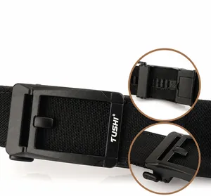Detalle de cinturón táctico de nailon negro con hebilla automática de metal