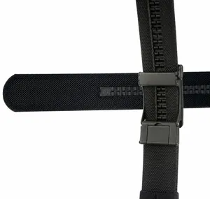 Κοντινό πλάνο στρατιωτικής ζώνης νάιλον 1100D με ρύθμιση φερμουάρ και μεταλλική αγκράφα