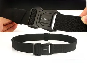 Gros plan sur la boucle métallique à dégagement rapide avec sangle tactique en nylon