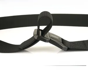 Détail de la boucle en aluminium noir mat avec logo TUSHI sur ceinture en nylon robuste