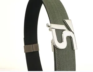 Detailopname van de legergroene nylon tactische riem met geborstelde zilveren gesp