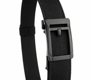 Primer plano del cinturón táctico de nailon negro con hebilla automática de polímero