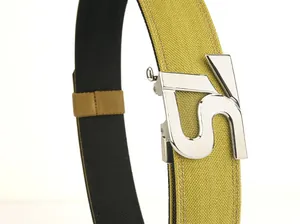 Detail van olijfgroene nylon riem met geborstelde zilveren automatische gesp en textuur