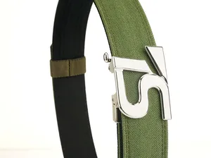 Detail van de legergroene nylon riem met dubbele laag en zilveren metalen gesp