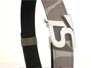 Detail van grijze camouflage nylon riem met zilveren metalen gesp en een lederen lus