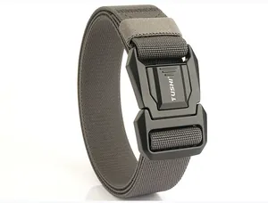 Gros plan détaillé sur une ceinture tactique élastique avec boucle rapide en alliage