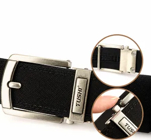 Détail de la ceinture militaire en nylon montrant la boucle automatique et ajustable