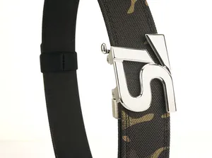 Detail van de zilveren metalen gesp met camo nylon band op de stevige riem