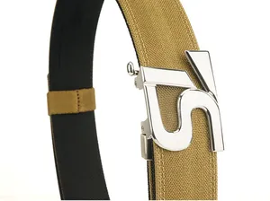 Detail van de matte automatische metalen gesp en dubbellaagse nylon tactische riem