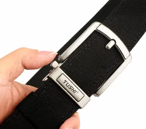 Gros plan d'une boucle automatique en métal argenté sur une ceinture tactique noire