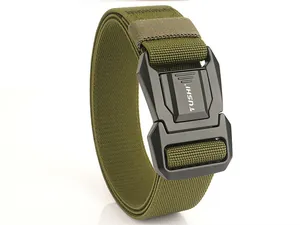 Détail de la ceinture tactique vert armée montrant la boucle rapide et la texture tissée