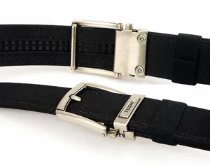 Détail d'une ceinture tactique en nylon avec boucle automatique et rail de réglage