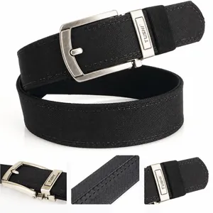 Détail d'une ceinture tactique en nylon avec boucle métallique ergonomique et texture durable