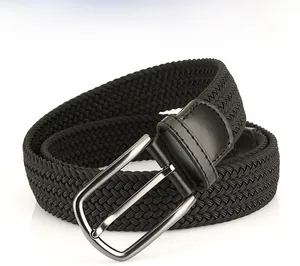Gros plan détaillé d'une ceinture tressée noire avec une boucle en métal argenté