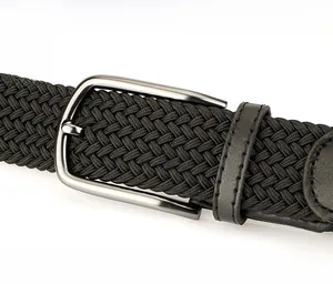 Détail de la ceinture tressée noire avec boucle en alliage de zinc et cuir fini