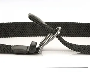 Détail d'une ceinture tressée élastique noire avec boucle argentée et finitions cuir