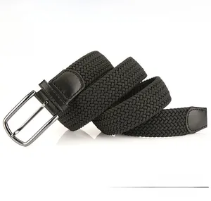 Détail de la ceinture en toile grise avec finition en microfibre et boucle en métal