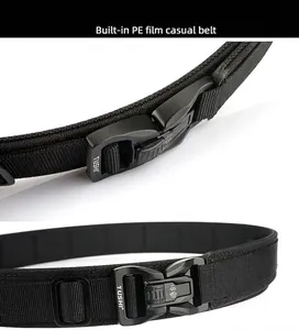 Detail eines taktischen Gürtels mit Metallschnalle, Nylon-Gurtband und versteiftem Kern