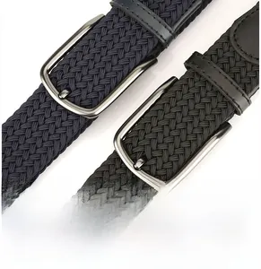 Détail de la boucle métallique mate et de la texture tissée du produit sur la ceinture