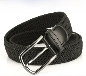 Détail d'une ceinture tressée noire élastique avec boucle en métal argenté et cuir