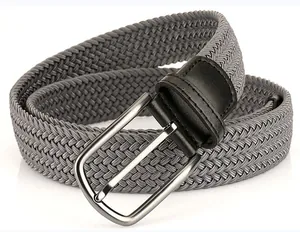 Détail de la ceinture en toile tressée grise avec boucle argentée et garniture en cuir