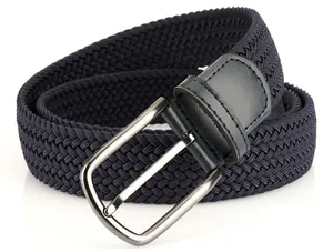 Détails de la ceinture tressée bleu marine avec sa boucle ardillon en métal argenté