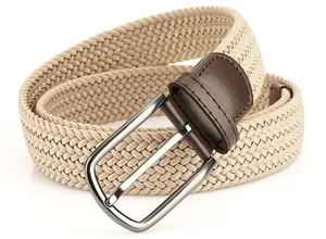 Détail de ceinture élastique tressée beige avec boucle argentée et cuir marron