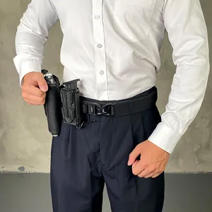 Taktischer Nylon-Gürtel mit Schnellverschluss, Holster und Magazintasche am Modell