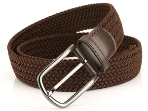 Détail de la ceinture tressée en tissu marron foncé avec boucle métallique et cuir