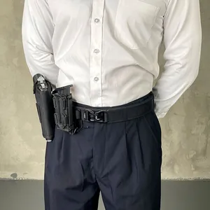 Details des taktischen Gürtels mit Schnellverschluss, Holster und Tasche an der Taille