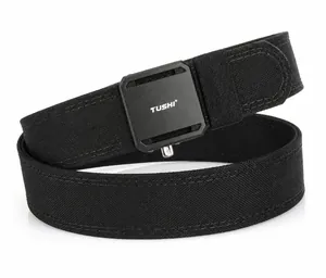Détail d'une ceinture tactique en nylon avec une boucle à dégagement rapide noire
