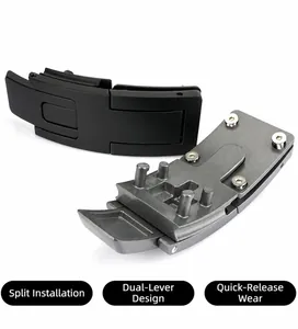 Détail de la boucle à levier en aluminium montrant le design fendu pour ceinture d'haltérophilie