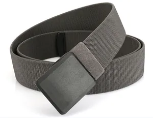 Détail de la ceinture en nylon tissé gris foncé avec boucle en plastique noir mat