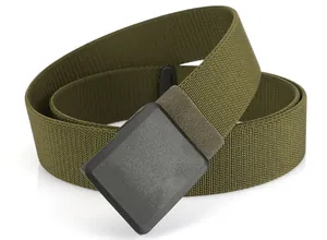 Détail de la ceinture tactique en nylon vert armée montrant la texture et la boucle noire
