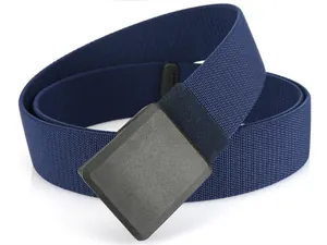 Détail de la ceinture en nylon tressé bleu marine avec boucle en plastique mat noir