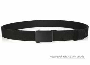 Gros plan sur la boucle automatique en métal noir mat de la ceinture tactique en nylon