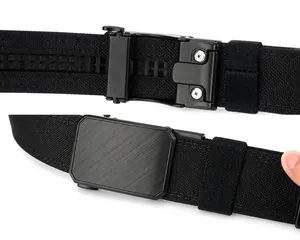 Détail de la ceinture tactique en nylon noir avec boucle automatique en métal brossé