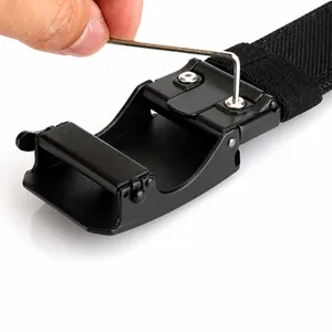 Détail d'une boucle réglable en alliage de zinc démontée pour ajuster la taille de ceinture
