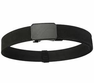 Détail d'une ceinture tactique noire avec boucle en métal brossé et sangle en nylon